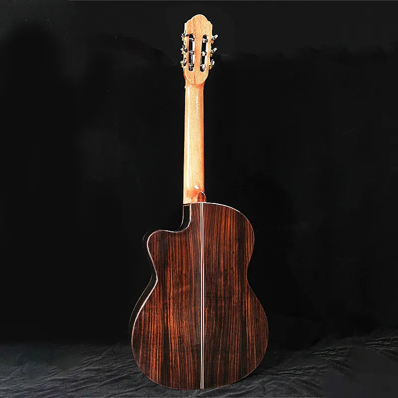 גיטרה קלאסית מוגברת, מעץ סידר, עם תמיכה ליד מעץ אגוז
