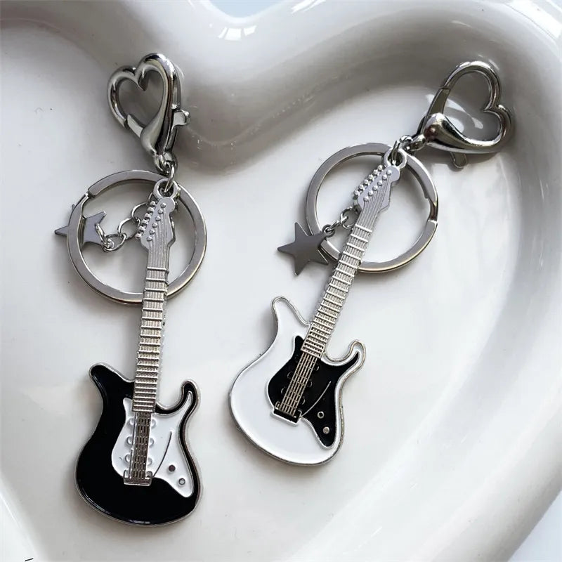 תליון מחזיק מפתחות בצורת גיטרה